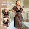 Vestido Longo Sexy Estilo Europeu e Americano com Decote em V Profundo Levemente Transparente Estampado de Leopardo, Vestido Sedutor de Malha Transparente com Fenda, Camisola Erótica com Tanga