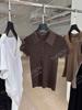 Yuran 26 Nuevo Modelo de Principios de Primavera Hilo Reflectante Dorado y Plateado Importado Cuello de Botón Pequeño Camisa de Punto de Manga Corta con Canalé