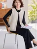 Conjunto de Tres Piezas Chaleco de Otoño para Mamá Joven 2026 Nuevo de Moda Chaleco de Punto Top y Conjunto de Pantalones de Pierna Ancha