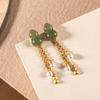 Brincos de cabaça de jade incrustados em estilo clássico oriental moderno, design leve e luxuoso, brincos de pérolas aquáticas banhadas a ouro e marisco