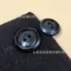 En Stock Venta Directa de Fábrica Junxin Botones de Resina Bicolor Pintura Imitación Cuero Spray Color Café Botones de Cuatro Agujeros para Abrigo Traje