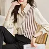 Foto real de la nueva ropa casual de otoño elegante para mujer: camisa de gasa con cuello, top, cárdigan, blusa, camiseta básica, camisa