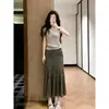 Atuendo de Primavera para un Look Refinado e Intelectual: Un Conjunto de Falda de Dos Piezas Completo, Elegante y Sorprendentemente Hermoso para Mujer, Perfecto para el Verano