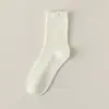 Meias femininas de outono e inverno, brancas, sem costura, de cano médio, com bordas plissadas, meias longas de agulha dupla, meias da moda para mocassins, atacado