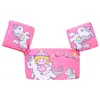 Disponível em estoque: Roupa de banho infantil com estampa de desenho animado, ideal para brincar na água. Boia de braço, colete salva-vidas e manga de flutuação para natação.