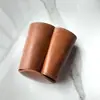 Conjunto de Couro Retro Europeu e Americano para Garrafas de Cerveja Conjunto Vintage de Copos Lata de Couro Conjunto de Couro para Garrafas de Coca-Cola Presente