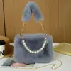 Bolso de mano de felpa con pelo de conejo transfronterizo para mujer, nuevo bolso peludo de moda con perlas para otoño e invierno, bolso cruzado versátil de cadena de nicho