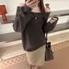 Tiroteo real 26 Otoño Nuevo Coreano Dongdaemun Ropa de Mujer de Gama Alta Estilo Old Money Un Hombro Solapa Suéter Suave