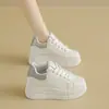 Sapatos femininos brancos de sola grossa para aumento de altura, tendência 2026 outono novo estilo coreano casuais com cadarço versáteis plataforma sapatos femininos