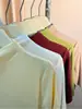 Camiseta básica de estilo regular para mujer, con hombro normal, cuello semi-alto y manga de tres cuartos, simple y versátil, corte ajustado, color amarillo, manga media, top de capa interior