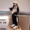 Conjunto de Moletom Moda Feminina Outono 2024 Novo Estilo Ocidental Primavera e Outono Crianças Médias e Grandes Lazer Esporte Conjunto de Duas Peças