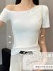 Camiseta Feminina de Verão 2025 Nova Sensação de Alta Qualidade Bonita Sexy Sexy Ombro Caído Top com Gola de um Ombro Só Branca