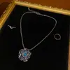 Pingente de Design Leve de Peônia Exquisita com Janela de Esmalte Azul em Ouro Branco 18K Banhado a Bronze Antigo Estilo Ocidental Artesanato Pesado