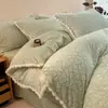 Conjunto de quatro peças em veludo de leite grau A com bordados florais, alta densidade, espesso e quente, adequado para uso no inverno, feito de flanela francesa e fleece de coral, um conjunto de três peças para dormitórios