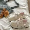 Zapatillas de entrenamiento blancas alemanas con estampado de estrellas estilo japonés para mujer, nuevo modelo otoño 2026, versátiles para estudiantes, combinan bien con faldas, hacen que los pies parezcan más pequeños, zapatillas casuales