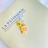Colgante de oso de mantequilla suave con forma de campana y hebilla de leche, bonito colgante de dibujos animados para la mejor amiga de la pareja, accesorios para la mochila escolar, adornos colgantes.