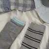 ¡Tan coreano! Es difícil resistirse a estos calcetines gris azulados con dulces lazos de cinta y botones, perfectos para otoño e invierno.