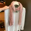 Bufanda plisada artística de color marrón estilo coreano para mujer, nueva bufanda versátil de seda para otoño 2026 para viajes y sesiones de fotos, creando un look atmosférico