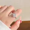 O mesmo deslumbrante anel de zircônia do Xiaohongshu, um design de nicho com alto valor estético, adequado para o dedo indicador, joia versátil