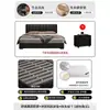 Cama estilo italiano em couro preto com estofamento segmentado em listras verticais, apresentando acabamento em couro Nappa, bordas niveladas e uma estrutura de piso, adequada para o quarto principal ou secundário