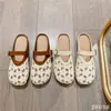 Bordado em Renda Fivela Suave Tira Novo Estilo Cadarço Slip-On Chinelos Femininos para Uso Externo 2026 Verão Plano Meia-Chinelos Tendência