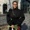 Trench Coat Elegante e Versátil Estilo Francês 2026 Primavera/Verão com Amarração na Cintura e Design de Lapela