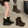 Botas de tornozelo retrô em camurça com bico dividido, estilo coreano, de salto baixo, versáteis para o trabalho e o dia a dia, botas curtas da moda para mulheres, de corte justo, na cor nude