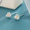 Nuevos Pendientes Versátiles de Estambre Dorado con Flor de Camelia para Mujer, Pendientes de Botón Versátiles de Estilo Nicho, Modernos y Sencillos