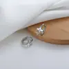 Brincos de Argola Pequenos Dourados com Cruz de Diamantes Cintilantes para Mulheres, Versáteis e Únicos, Estilo Europeu e Americano, Doces e Descolados, Tendência Hip-Hop