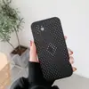Funda refrigerante para teléfono adecuada para Apple 15promax 13 panal 14 transpirable hueca iphone112Funda protectora de TPU