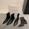 Botas femininas de couro macio estilo francês, salto médio/grosso, elásticas, ajuste justo, nova coleção outono/inverno 2026, botinhas de tornozelo retrô com bico quadrado pequeno e zíper traseiro