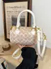 Bolsa Mini Boston Vintage com Monograma Feminina Bolsa de Ombro Transversal Fashion 2026 Nova Bolsa Almofada de Mão em Forma de C para Mulheres