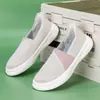 2026 Nuevos Zapatos de Mocasín Cómodos para Mamá de Primavera/Verano Zapatos Versátiles de Tela Zapatos Ligeros para Mujer Venta al por Mayor Gris Claro