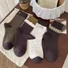 Calcetines holgados a rayas y lunares estilo bosque en tono marrón retro inspirados en botones de Chanel para mujer con estampado de pata de gallo, principios de otoño de 2026