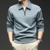 Polo de manga larga con media cremallera para hombres de mediana edad, adecuado para primavera y otoño, en color liso, diseñado para uso de negocios casual.