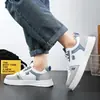 Nuevas zapatillas casuales para hombre 2025, zapatillas blancas versátiles con suelas gruesas, zapatos de moda estilo Hong Kong, zapatos para estudiantes