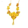 Tienda de Oro Mismo Estilo Joyería Arena Dorada, Collar Flor de Tres Vidas Floreciente, Lujo Ligero de Alta Gama, Cadena para Clavícula de Boda de Alta Clase para Mujeres