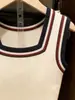 Colete de tricô com design color-blocking retrô para mulheres, novo estilo primavera-verão 2026, modelagem justa, peça versátil para usar por cima