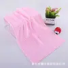 Toalla de forro polar spot color coral de fábrica color liso borde cortado suave sin deformación gruesa absorbente empaque de tarjeta de papel toalla facial