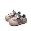 Sapatos infantis para caminhar, com sola macia, antiderrapantes e fecho de velcro, apresentando um design de laço fofo, cabedal em malha respirável e um estilo esportivo, perfeitos para o outono