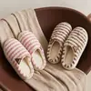 Nuevas Zapatillas de Algodón Peluche Rizado Rayadas Simples Otoño e Invierno Hogar Interior Cálidas Cómodas Zapatillas de Algodón Mujer Suela Gruesa Antideslizantes