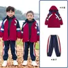 Roupas para jardim de infância primavera, outono e inverno, roupa de assalto para exterior, conjunto de três peças, roupas de classe para crianças, uniformes de escola primária, fato de desporto