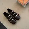 Sapatos Mary Jane da moda outono 2026 em estilo vintage com tira de fivela metálica, sola macia, planos e versáteis