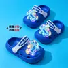 Nuevos zuecos luminosos de dibujos animados para niños de verano, sandalias de playa para niños y niñas, sandalias cerradas antideslizantes para uso en exteriores, venta al por mayor