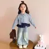 Conjunto de Mezclilla para Niñas Primavera y Otoño 2026: Conjunto de Dos Piezas para Bebé Niña: Camisa de Manga Larga con Estampado de Rayas y Jeans de Dibujos Animados