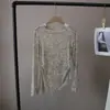 Malla Brillante [Biyang] Otoño 2025 Nueva Moda Coreana Ligeramente Difuminada Transparente Camiseta Asimétrica de Manga Larga para Mujer 5151