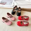 Sapatos Mary Jane para Meninas Fofas 2026 Primavera/Outono Novo Estilo Meninas Couro Patente Salto Bloco Estilo Academia Sapatos de Couro Fivela Única Flats