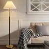 Lámpara de pie para sala de estar, sofá, lateral, nórdica, retro, plisada, minimalista, de lujo, para dormitorio, mesita de noche, cálida, vertical, lámpara de mesa