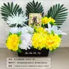 Simulación de 12 crisantemos para barrer tumbas en el Festival Qingming, flores de seda de plástico se colocan frente a las tumbas en el cementerio para rendir homenaje a flores artificiales