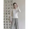 Blusa verde estilo coreano Foreve com costura aparente, gola redonda, ombros normais, mangas compridas, corte justo e design estiloso para mulheres no outono.